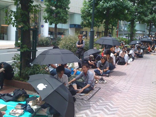 tokyo-still-a-big-iphone-4-line-in-front-of-the-apple-store-in-shibuya.jpg