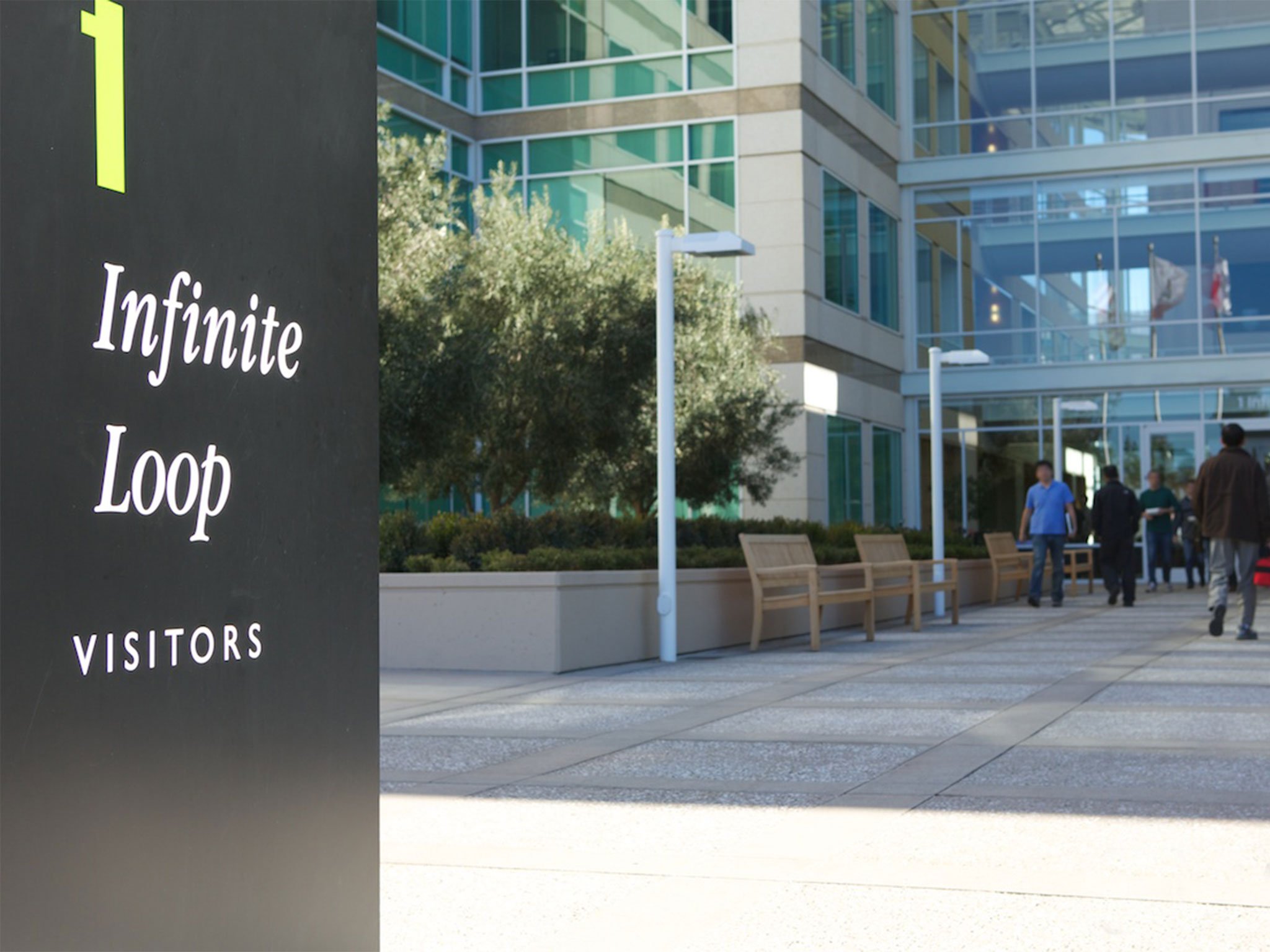 apple_hq_cupertino_visitors_sign.jpg