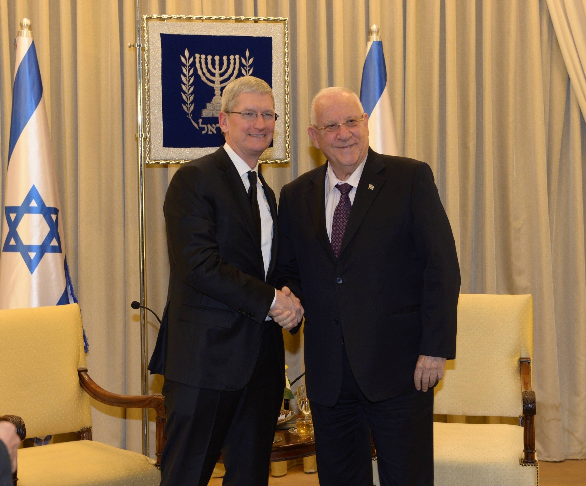 tim-cook-rivlin-themarker.jpg