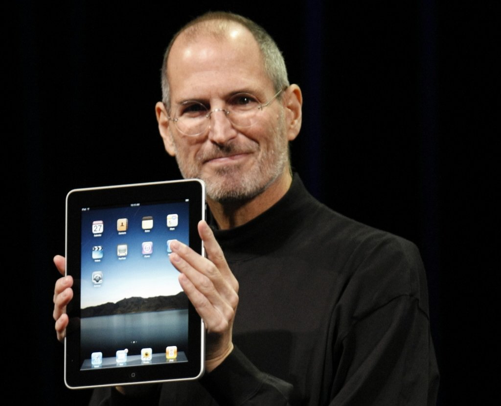 Steve-Jobs-iPad.jpg