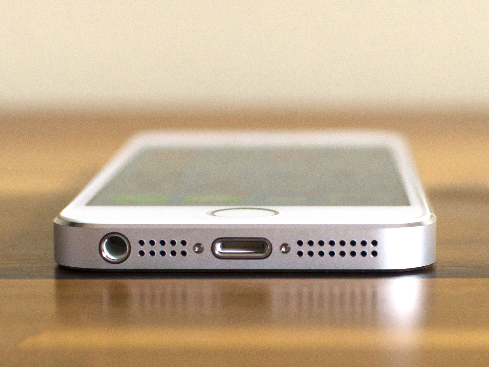 iphone_5s_dock_closeup_hero.jpg