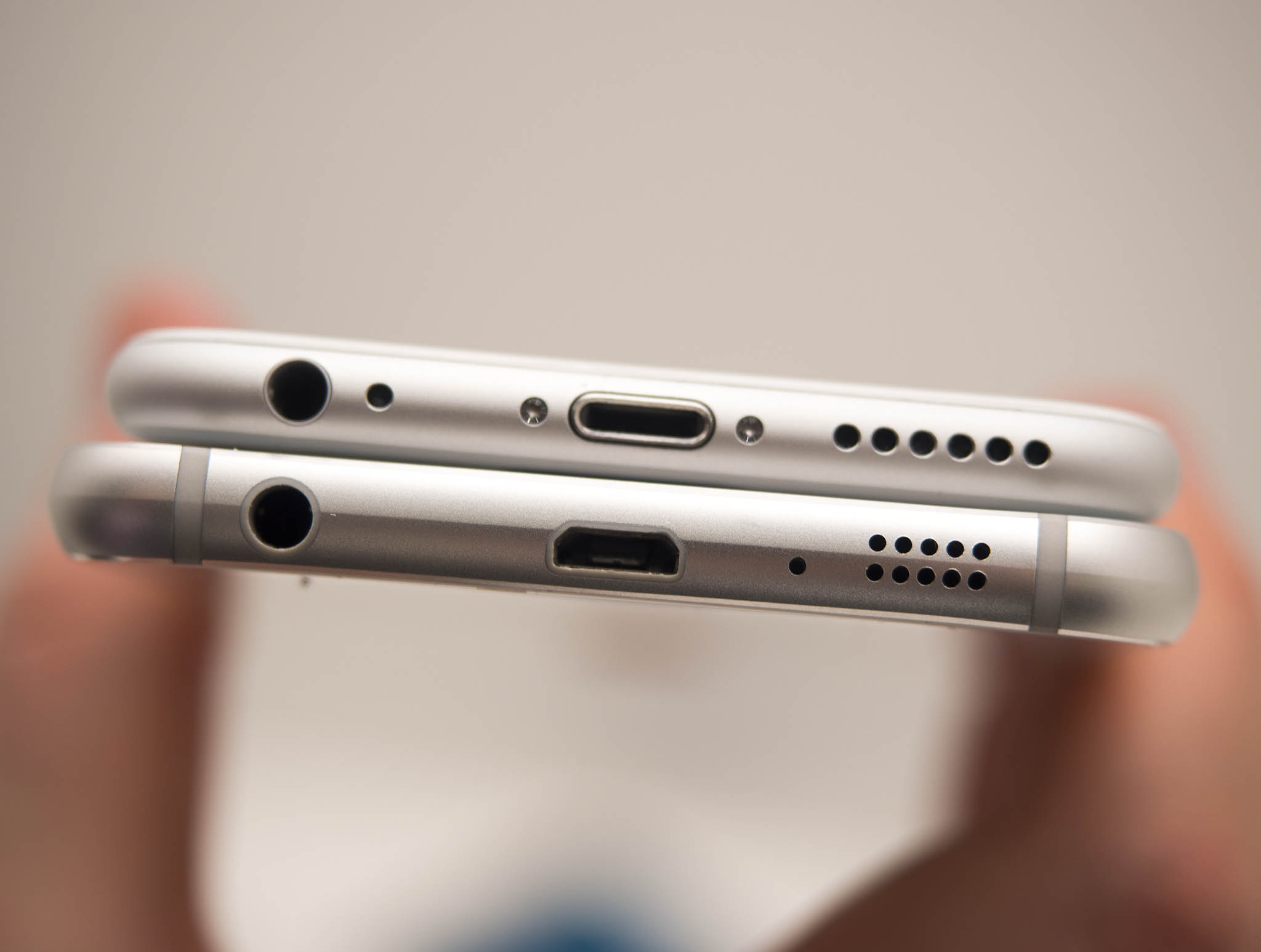 galaxy-s6-iphone-6-comparison-bottoms.jpg