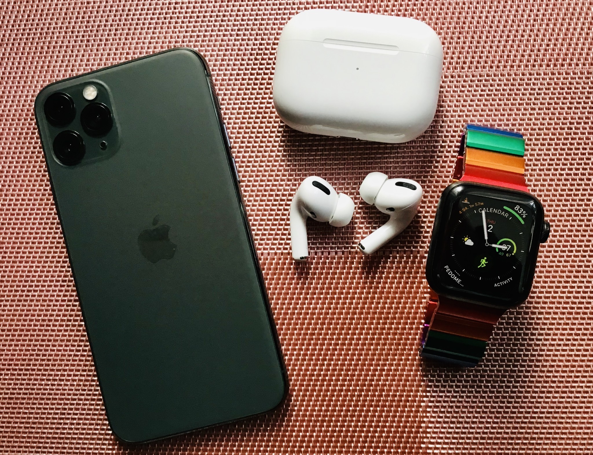 iphone-11-midnight-green-airpods-pro-apple-watch-5-edition-hero-02.jpg